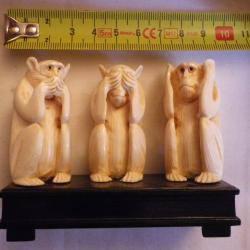 Les 3 Singes de la Sagesse en os et socle bois