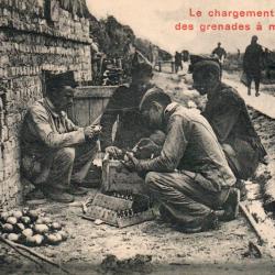 CPA - Le chargement des grenades a main -N&deg;7522