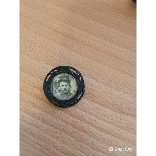 BROCHE m�tal " le portrait d'un POILU" 1914/1915