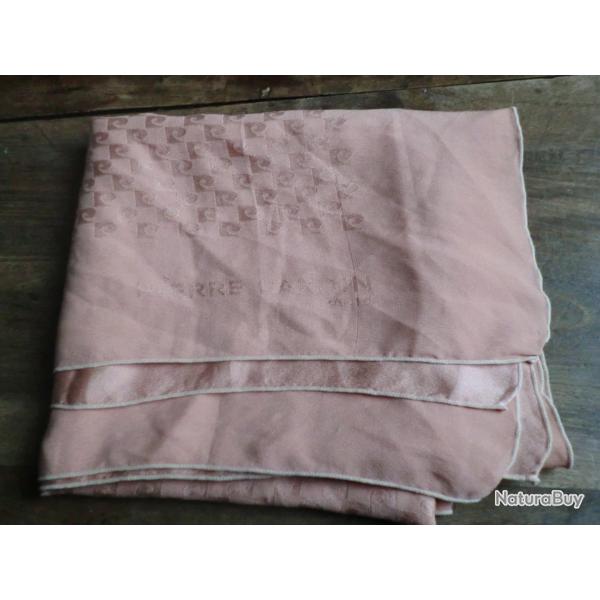 foulard vintage soie  pierre cardin  paris  79  X 67  cm