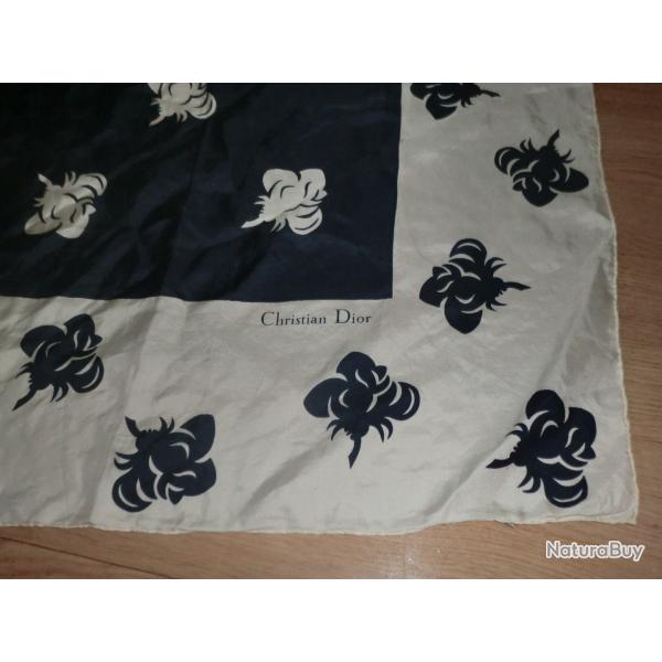 foulard vintage 100 %  soie  christian dior   paris  75  X 73  cm