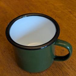 Mug vert chasse en acier &eacute;maill&eacute; ...pour les activit&eacute;s outdoor chasse ,p&ecirc;che, rando, camping