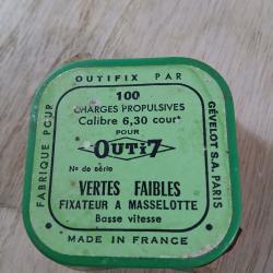 1 bo&icirc;te de charges propulsives