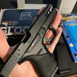 Glock 42  Umarex &eacute;tat neuf avec un chargeur neuf suppl&eacute;mentaire ainsi qu'un grip Hogue noir