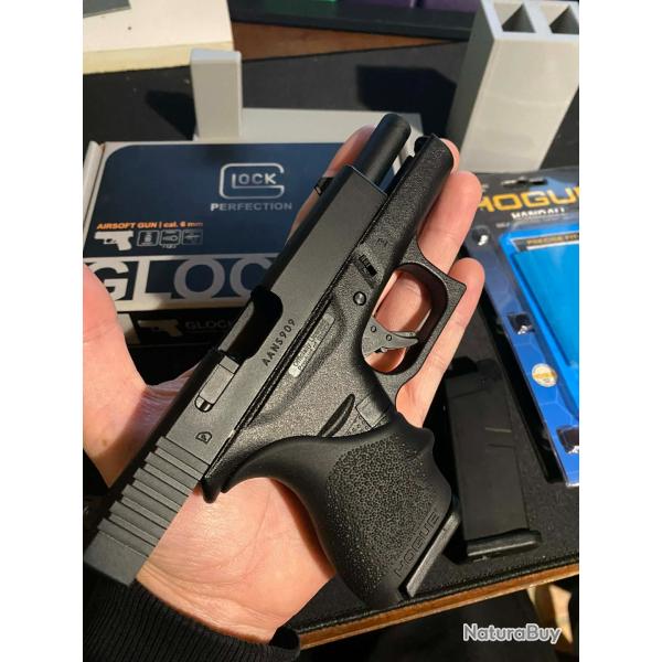 Glock 42  Umarex �tat neuf avec un chargeur neuf suppl�mentaire ainsi qu'un grip Hogue noir