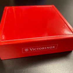 Pr&eacute;sentoir pour couteaux Victorinox officiel rouge, socle en bois