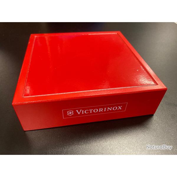 Pr�sentoir pour couteaux Victorinox officiel rouge, socle en bois