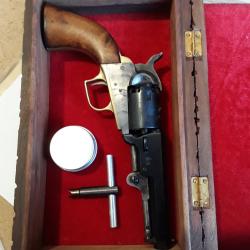 Luxueux coffret en bois massif sculpt&eacute; pour armes de poings ou autres. Dim ext 250x150x65 .