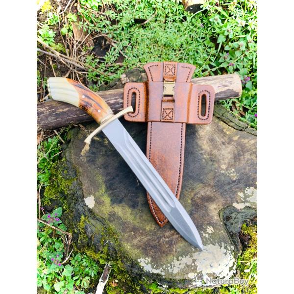 dague de chasse d'artisan / manche d�fense de phacoch�re / fourreau et porte fourreau en cuir