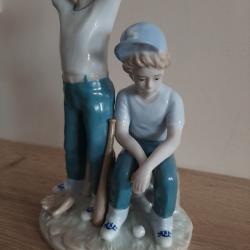 Figurine base-ball Dimensions : largeur 12 cm et hauteur 23 cm
