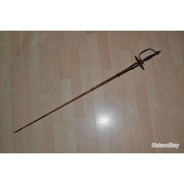 Belle Ep�e de ville en fer forg� avec son fourreau la grav�e et or