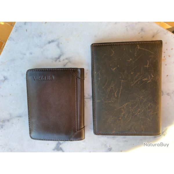 Lot de deux portefeuilles.