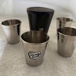 &Eacute;tui en cuir vert contenant quatre gobelets