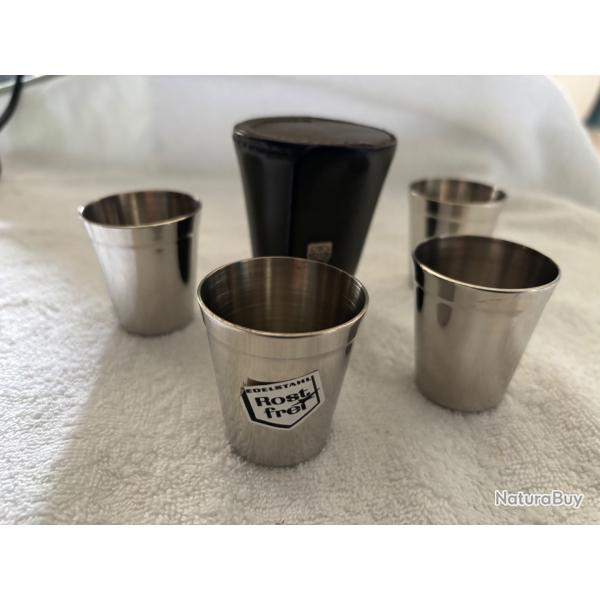 �tui en cuir vert contenant quatre gobelets