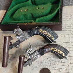 Magnifique paire de pistolets juxtapos&eacute;s de luxe 12mm et 9mm &agrave; broche sign&eacute; BOISSY XIXe en coffret