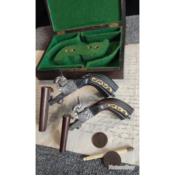 Magnifique paire de pistolets juxtapos�s de luxe 12mm et 9mm � broche sign� BOISSY XIXe en coffret