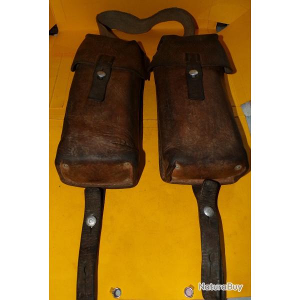 ARMEE SUISSE :LOT DE 2 CARTOUCHIERES  EN CUIR MODELE LONG AVEC UNE SANGLE POUR LES RELIER , MODELE D