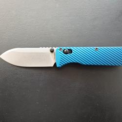 VOSTEED Vombat, lame stonewash drop point en acier CPM-M390 et plaquettes Aluminium bleu A4103. NEUF