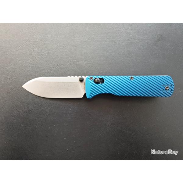 VOSTEED Vombat, lame stonewash drop point en acier CPM-M390 et plaquettes Aluminium bleu A4103. NEUF