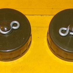 BOUCHON POUR GOURDE DE L'ARMEE FRANCAISE EN LOT DE 2 , ETAT NEUF VOIR PHOTOS . POUR TOUT RENSEIGNEME