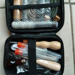 Trousse tr&egrave;s complete n&eacute;cessaire de couture pour le cuir avec fil cir&eacute;, aiguilles, poin&ccedil;ons, etc...