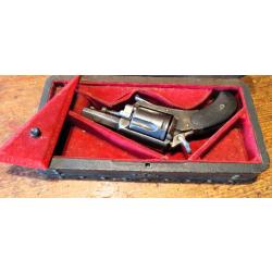revolver Belge calibre 8 mm/92 en coffret cat&eacute;gorie "D"