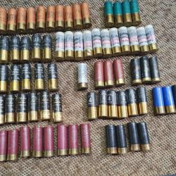 lot de 69 cartouches cali 12/70  ( MARY-ARM  FOB TUNET WINCHESTER SOLOGNAC ... ) divers num&eacute;ro de pb