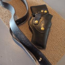 &Eacute;tui et sa ceinture en cuir