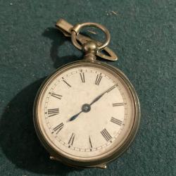 Podom&egrave;tre m&eacute;canique militaire ancien fonctionne bien, bel &eacute;tat.