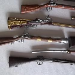 LOT d&eacute;coratif de miniature d'armes