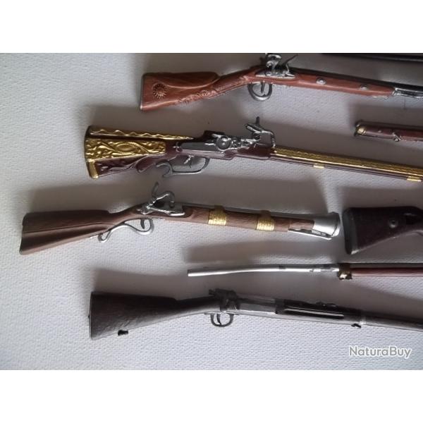 LOT d�coratif de miniature d'armes