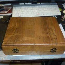 Coffret en noyer vein&eacute; pour revolver type 1873 - &eacute;tat neuf.