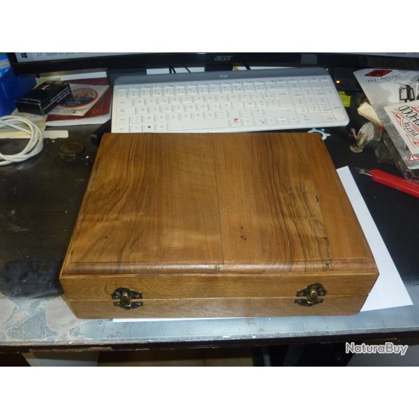 Coffret en noyer vein� pour revolver type 1873 - �tat neuf.