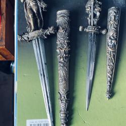 2 DAGUEs ROMANTIQUEs  A D&Eacute;COR GOTHIQUE  XIX&Eacute;  EN BRONZE AVEC FOURREAU D&Eacute;COR&Eacute; EN RELIEF