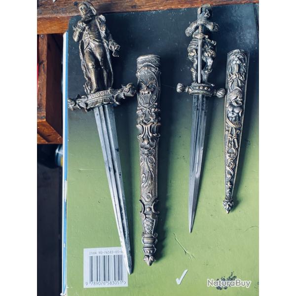 2 DAGUEs ROMANTIQUEs  A D�COR GOTHIQUE  XIX�  EN BRONZE AVEC FOURREAU D�COR� EN RELIEF
