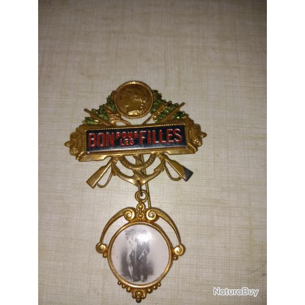 Broche medaillon bon pour les filles avec medaillon