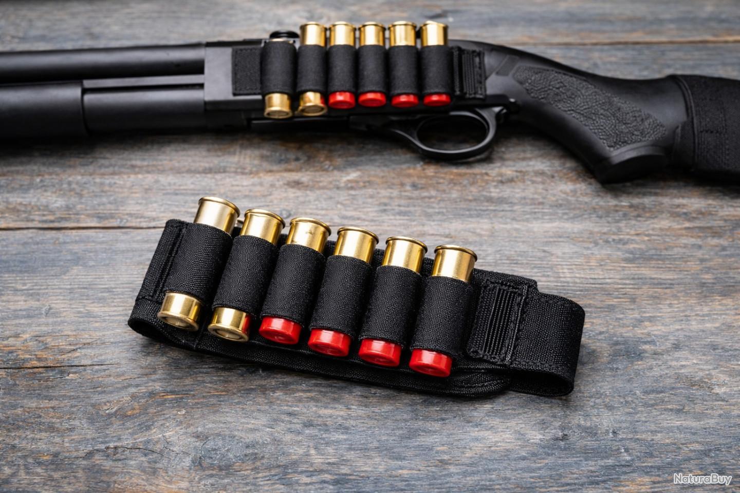 Ensemble De Ceintures De Munitions Et De Pansements De La Seconde Guerre Mondiale