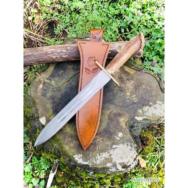dague de chasse d'artisan / bois de cerf / gravure sanglier et feuilles de ch�ne / 2