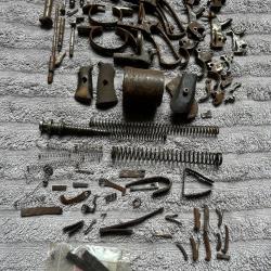 Gros lot de pi&egrave;ces d&eacute;tach&eacute;es Revolver Bulldog, Broche, r&eacute;plique PN, ressort. Cat D