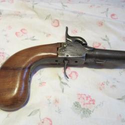 Un petit pistolet &agrave; coffre et &agrave; percussion.