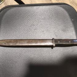 Ba&iuml;onnette allemande WW2 dans sont jus