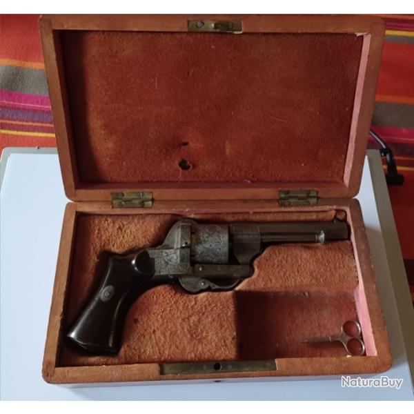revolver Lefaucheux a broches 6 coups parfait �tat dans sa boite d'origine