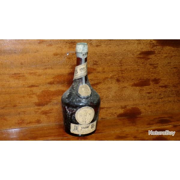 UNE TRES ANCIENNE BOUTEILLE DE BENEDICTINE