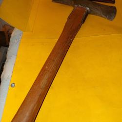 ARMEE SUISSE : HACHE MILITAIRE DU GENIE DE L'ARMEE SUISSE DE 1952  , AVEC SON ETUI EN CUIR ,A NOTER