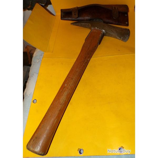 ARMEE SUISSE : HACHE MILITAIRE DU GENIE DE L'ARMEE SUISSE DE 1952  , AVEC SON ETUI EN CUIR ,A NOTER