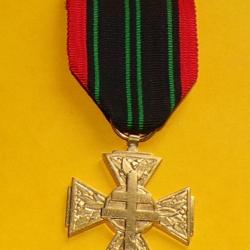 M&eacute;daille D&eacute;coration Militaire CROIX RESISTANCE COMBATTANT VOLONTAIRE WW2  ,  BON ETAT VOIR PHOTOS  .