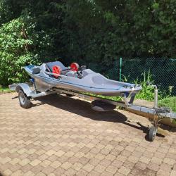 Vends kayak &agrave; p&eacute;dales avec remorque