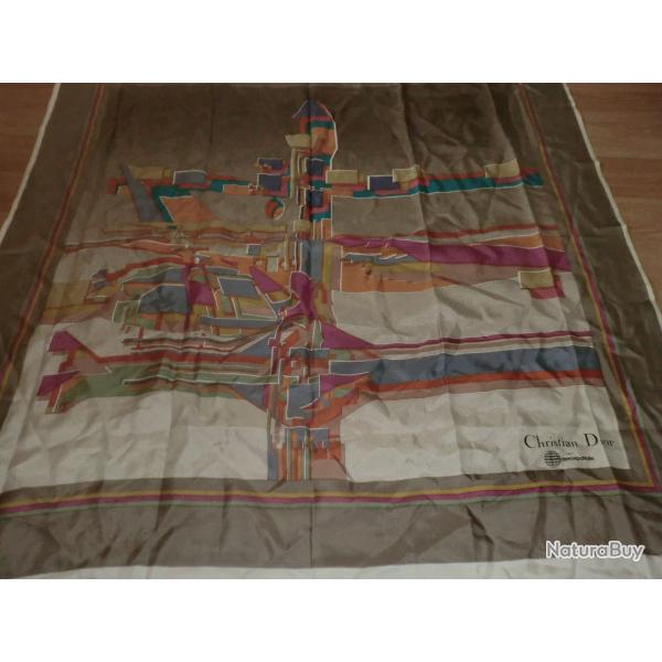 carr� foulard 100% soie  christian dior  103 X 82 cm