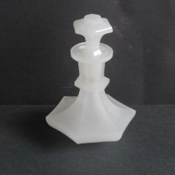 Flacon &agrave; parfum opaline blanche Charles X