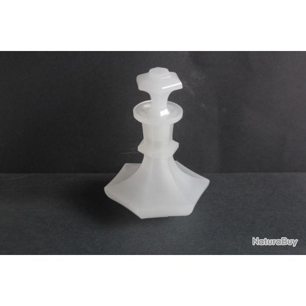 Flacon � parfum opaline blanche Charles X